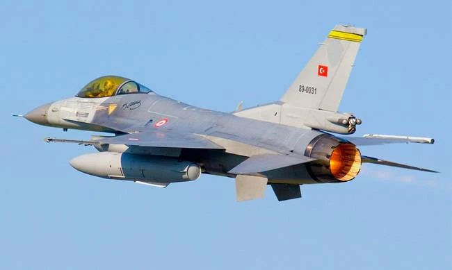 Ορκωμοσία «Σουλτάνου» με δεκάδες παραβιάσεις στο Αιγαίο από οπλισμένα τουρκικά μαχητικά